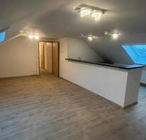 Dachgeschoss Wohnung 3 Zimmer mit Küche und Stellplatz - Untermeitingen