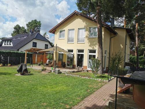 Foto - Großes EFH mit 2 Separees, Garten und Pool , Mehrgenerationenhaus