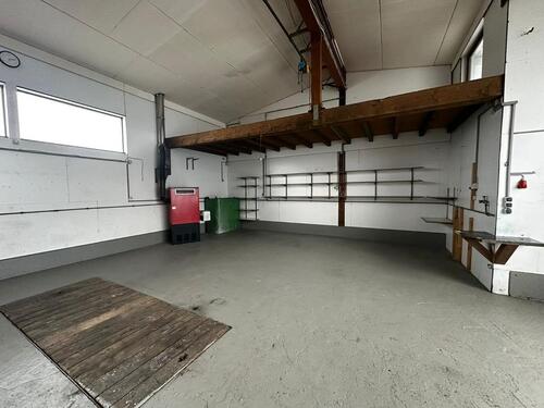 Foto - KFZ-Halle mit Grube & Hebebühnen-Vorbereitung