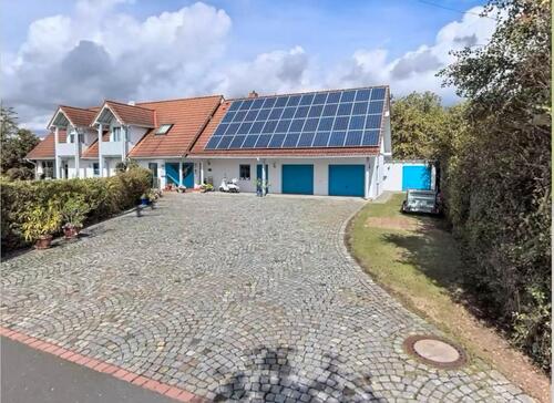 Foto - Attraktives Einfamilienhaus mit Doppelgarage und Büroräume