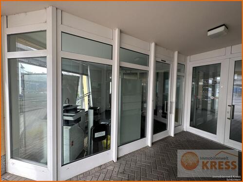 Foto - Zentral gelegenes helles ebenerdiges Ladenlokal in Schlüchterns 'Neuer Mitte' mit 4 Pkw-Stellplätzen