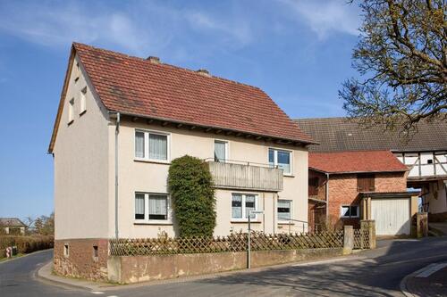 Foto - Einfamilienhaus mit Scheunengebäude und großem Grundstück