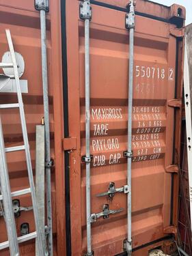 Foto - Lagerplatz mit Büro container, uns 2 großen Lager Container