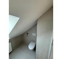 Kernsanierte 2-Zimmer DG-Wohnung mit Garage, Stellplatz & Keller - Wathlingen