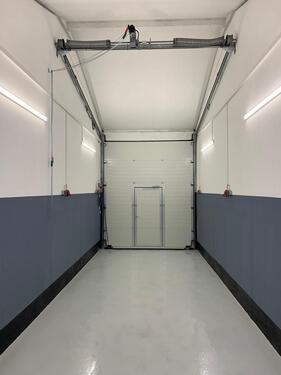 Foto - Halle, KFZ, Aufbereitung, Lackieren, Gewerbe, Schrauber, PKW