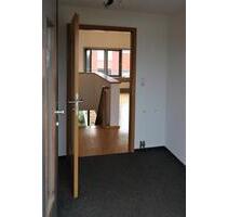 Helle 5-Zimmer Wohnung mit Balkon - Täferrot