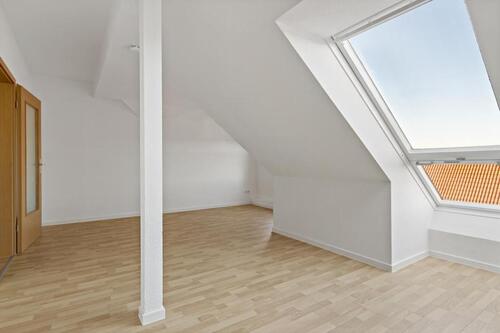 Foto - Wohnen unterm Dach: Helle, renovierte Wohnung mit besonderem Charme