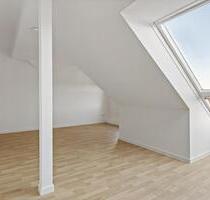 Wohnen unterm Dach: Helle, renovierte Wohnung mit besonderem Charme - Weißenfels