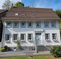 Bezauberndes Haus mit viel Platz, 2 Garagen und viel Grundstück - Bad Grund (Harz)