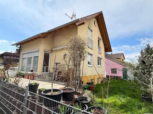 Foto - Neuwertige 2-Zimmer-Wohnung mit Einbauküche und PKW-Stellplatz