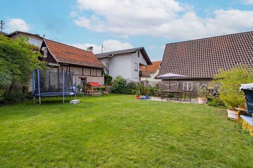 Foto - Grosses Haus mit Einliegerwohnung und riesen Garten