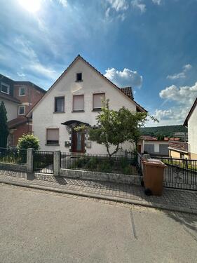 Foto - Zweifamilienhaus mit Nebengebäude und Garten