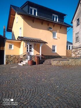 Foto - Ein Familien Haus mit zwei neben gebeute