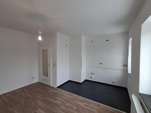 Foto - Anfragen NUR per E-Mail. Top geschnittene 2-Zimmer Wohnung ( Wohnküche und zwei Schlafzimmer) im 1-OG nahe Schulzentrum Geschwister Scholl.