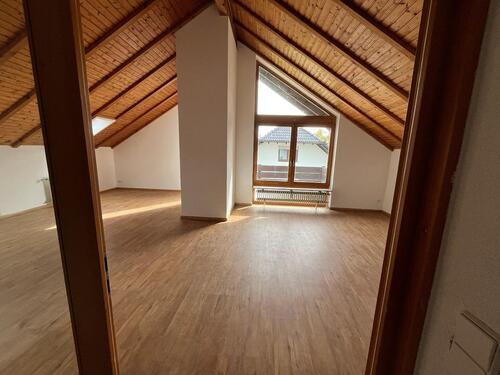 Foto - Frisch renovierte helle ruhige 3-Zimmer-DG-Wohnunggroßer Balkon