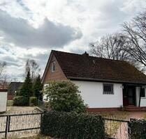 Haus mit ausgebauten Keller, Garage und großem Südgrundstück - Neetze