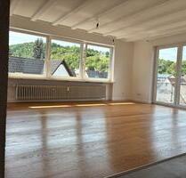 Charmante 3-Zimmer-Wohnung im Zweiparteienhaus mit Balkon, Garage - Wachenheim an der Weinstraße