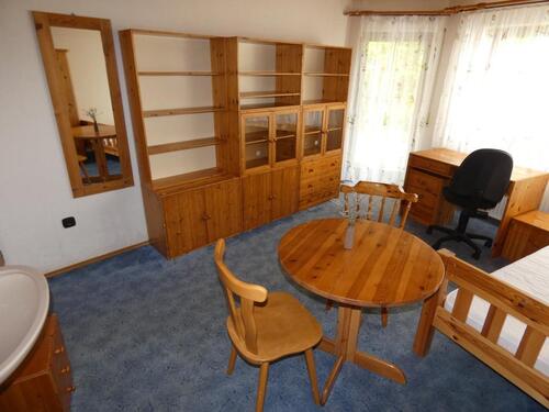 Foto - Möbliertes Zimmer mit Küche, Bad, Terrasse und separatem Eingang
