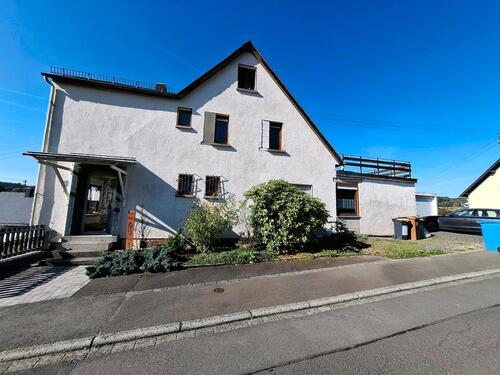 Foto - Einfamilienhaus mit 2 Etagen und 4 Garagen