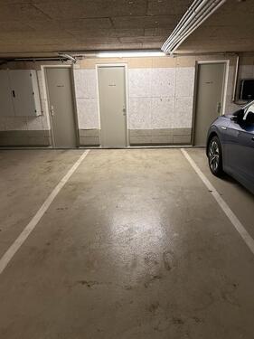 Foto - Parkplatz Tiefgaragenstellplatz Garage Stellplatz KFZ Auto