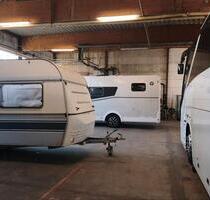 Stellplatz in einer abgeschlossenen Halle für WohnwagenWohnmobil - Kruft