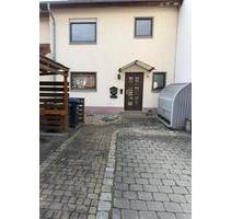 Gepflegtes Reihenhaus mit großer Terrasse, Garten und PKW-Stpl. - Metzingen