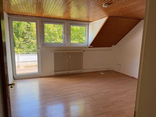 Foto - Helle 3,5-Zimmer-Dachgeschosswohnung mit großem Balkon in ruhiger