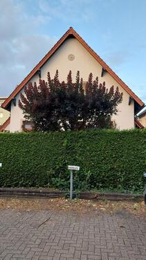 Foto - Eingefriedetes Stadthaus mit Garage, Carport und Stellplätzen zu