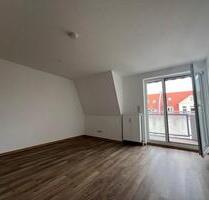 lichtdurchflutete Zweiraumwohnung im Dachgeschoß mit Balkon, Fahrstuhl und Tiefgarage im Erstbezug nach aufwendiger Sanierung - Halberstadt