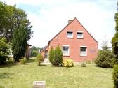 Foto - Nordsee Küste. Friesenhaus mit Bauland- u. Landwirtschaftsland