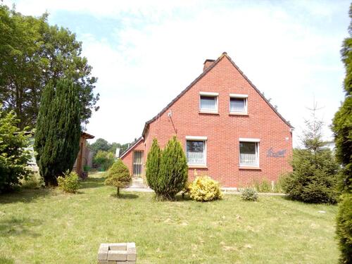 Foto - Nordsee Küste. Friesenhaus mit Bauland- u. Landwirtschaftsland