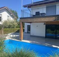 Exklusive 5-Zi.-Maisonette mit Privatgarten, Pool & PV – Hausfeeling im Chiemgau“ - Tacherting