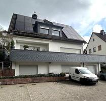 Attendorn: Großzügige Maisonettewohnung mit separaten Eingang, sonnigen Balkon- Terrassenbereichen