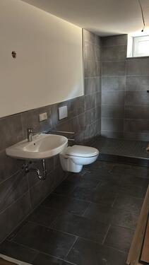 Foto - 3 - Zi, Küche - Bad - EG - ERSTBEZUG - Bilsdorf - Fußbodenheizung