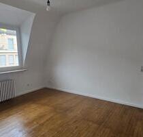 Dachgeschoss-Wohnung mit 4-ZKB in zentraler Lage von Saarbrücken!