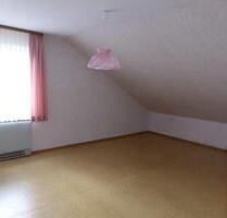 Dachgeschosswohnung mit Potenzial, renovierungsbedürftig - Kirchenlamitz Hohenbuch