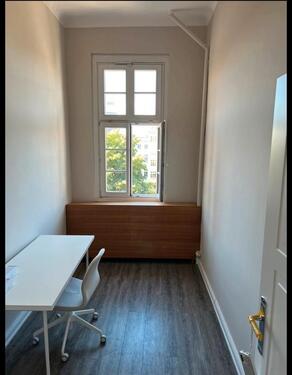 Foto - Heller kleiner Büroraum mit hohen Decken