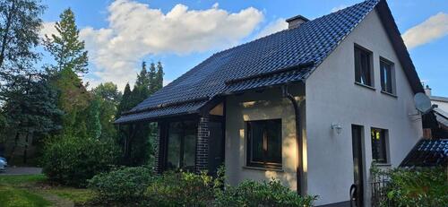 Foto - Einfamilienhaus mit Garage und Garten