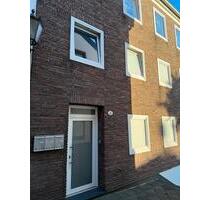 2,5-Zimmer-Wohnung mit Balkon, Kamin, Einbauküche in zentraler - Mönchengladbach