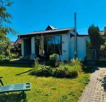 Bungalow mit Künstlercharakter und Traumgarten in Berlin-Rudow