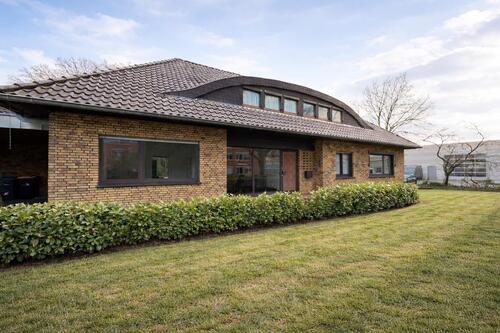 Foto - Einfamilienhaus mit Schwimmhalle, Sauna & großzügigem Grundstück