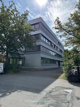 Foto - Die Flächen befinden sich im 1. OG eines 4-geschossigen Bürogebäudes welches vom Eigentümer vor kurzem umfänglich saniert wurde. Die Flächen haben Neubaustandard. Die Ausstattung umfasst einen...