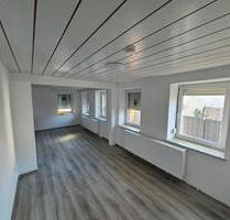 **Attraktive,helle 6-Zimmer-Wohnung mit Garten** - Ichenhausen