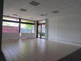 Foto - Helle LadenBüro oder Praxisfläche mit großer Schaufensterfront