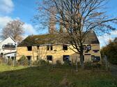 Foto - Sanierungsbedürftiges und leergezogenes Mehrfamilienhaus