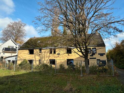 Foto - Sanierungsbedürftiges und leergezogenes Mehrfamilienhaus