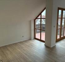 Helle modernisierte 2‑Zimmer‑DG‑Wohnung mit großem Balkon & TG‑St - Falkensee