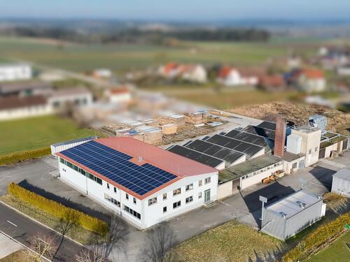 Foto - Lagerhalle mit Hochregal und Gabelstapler