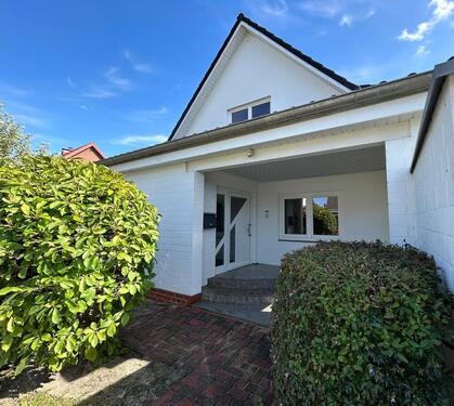 Foto - Am See, im Grünen: Modernisiertes, freistehendes Einfamilienhaus