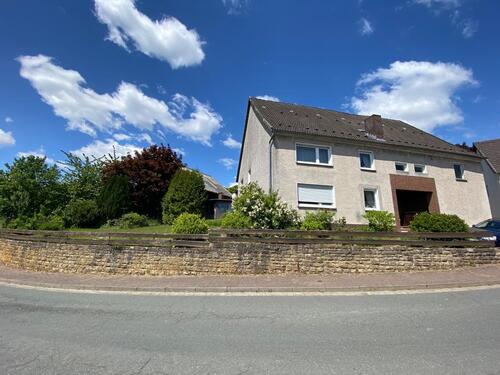 Foto - Bauernhaus mit großer Obstwiese in zentraler Dorflage